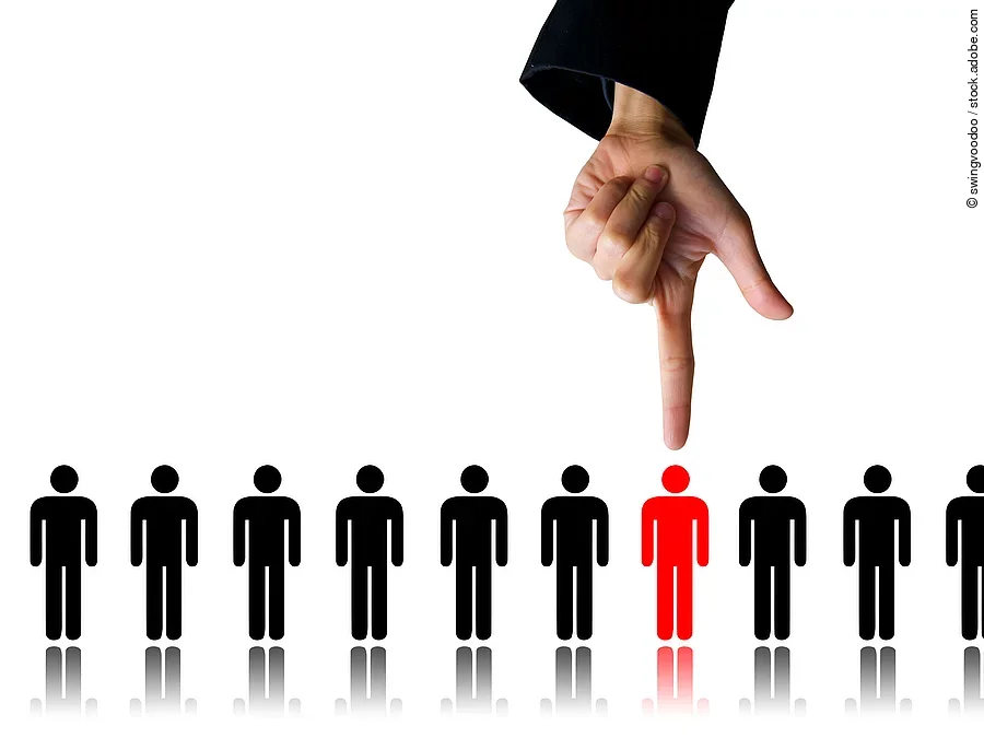 Zehn Menschen (Piktogramme) stehen nebeneinander. Eine Hand zeigt auf eine rote Figur.