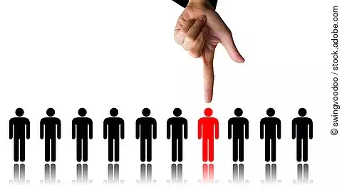 Personalauswahl Zehn Menschen (Piktogramme) stehen nebeneinander. Eine Hand zeigt auf eine rote Figur.