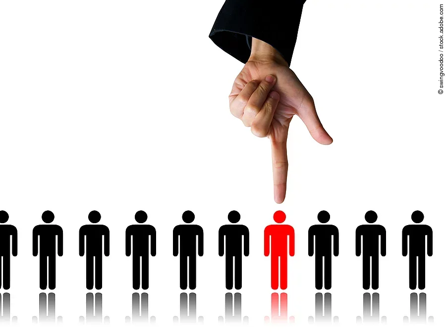 Zehn Menschen (Piktogramme) stehen nebeneinander. Eine Hand zeigt auf eine rote Figur.