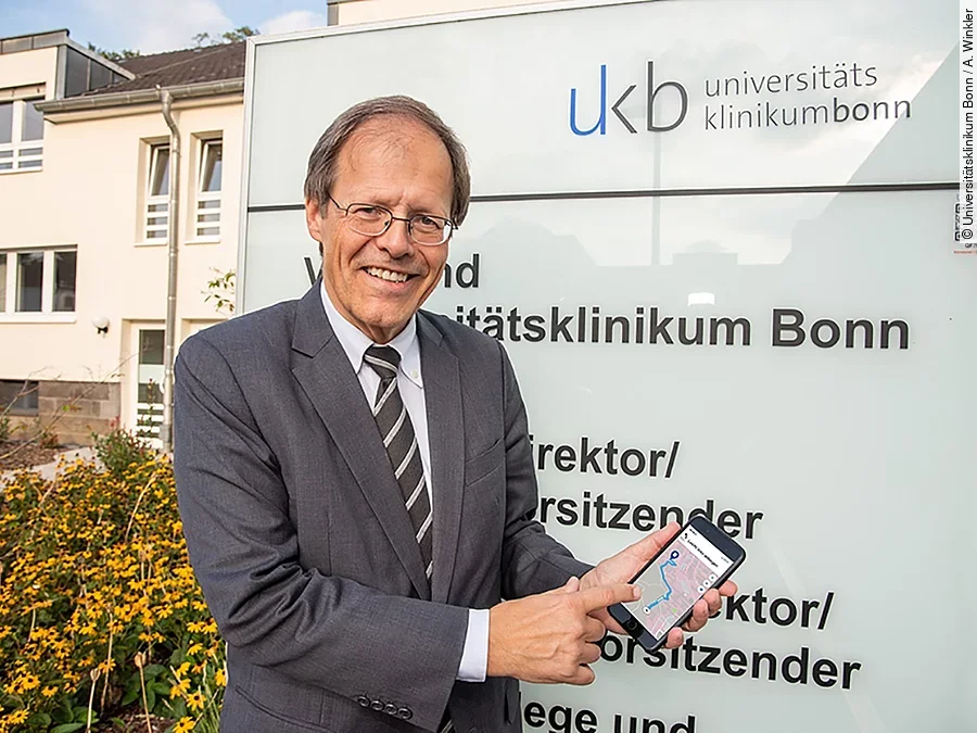 Prof. Wolfgang Holzgreve, Ärztlicher Direktor und Vorstandsvorsitzender am UKB, freut sich über die neue UKB-Navi-App, die Patienten und Angehörigen bei der Orientierung auf dem Venusberg-Campus ab jetzt helfen wird. 