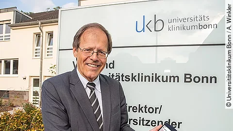 Prof. Wolfgang Holzgreve, Ärztlicher Direktor und Vorstandsvorsitzender am UKB, freut sich über die neue UKB-Navi-App, die Patienten und Angehörigen bei der Orientierung auf dem Venusberg-Campus ab jetzt helfen wird. 