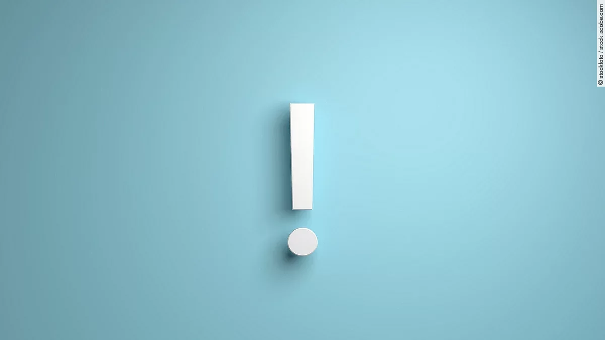 Weißes Ausrufezeichen vor hellblauem Hintergrund.