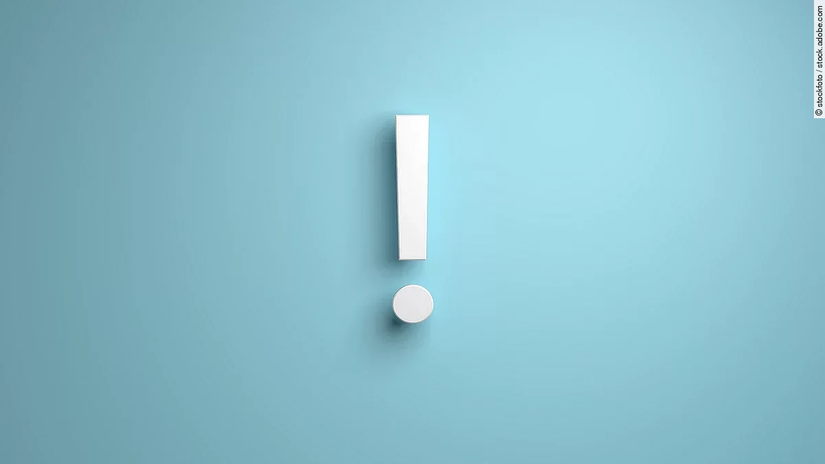 Weißes Ausrufezeichen vor hellblauem Hintergrund.