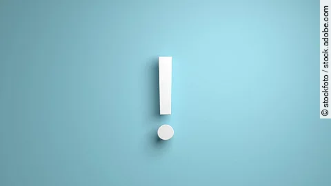 Weißes Ausrufezeichen vor hellblauem Hintergrund.
