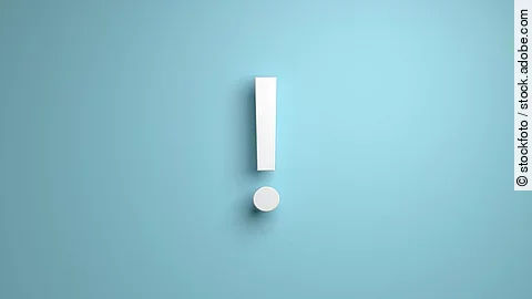 Weißes Ausrufezeichen vor hellblauem Hintergrund.