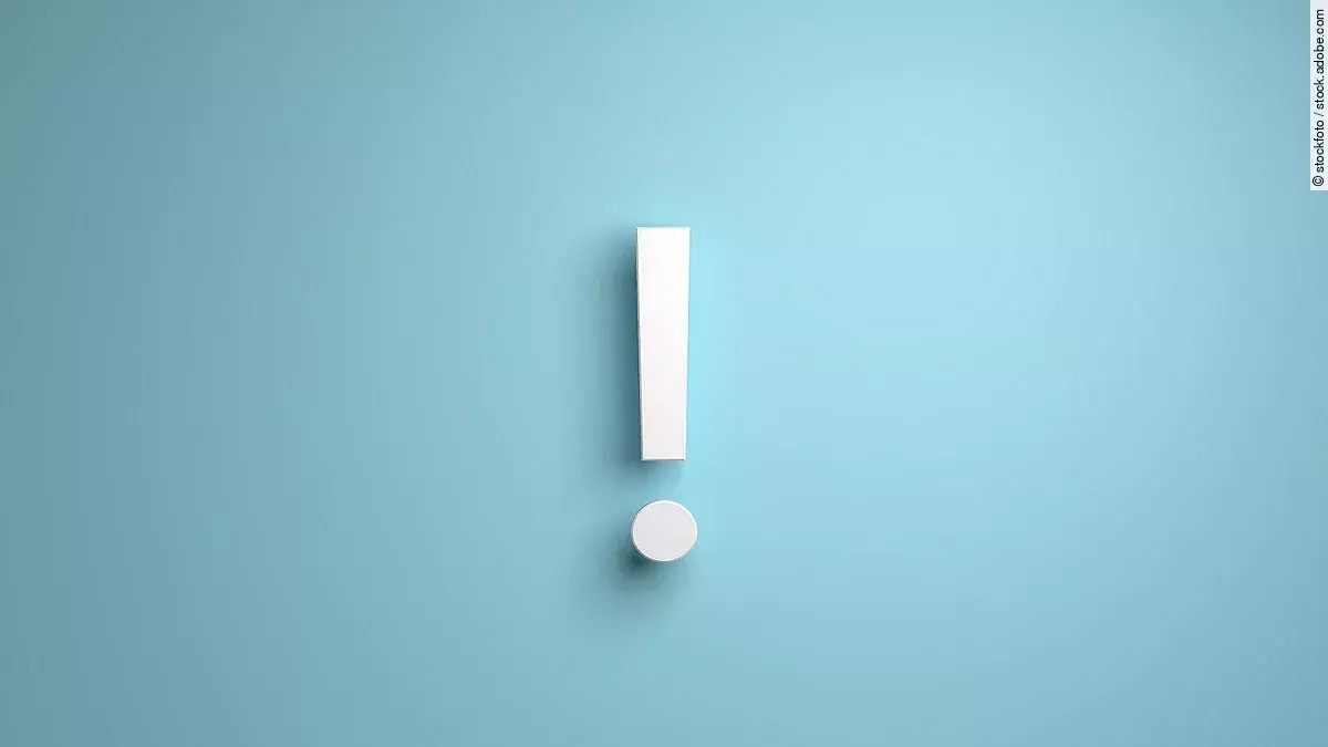 Weißes Ausrufezeichen vor hellblauem Hintergrund.