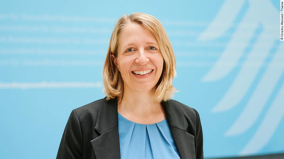 Dr. Susanne Ozegowski Dr. Susanne Ozegowski