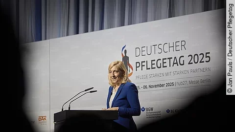 Nina Warken auf dem Deutschen Pflegetag 2025