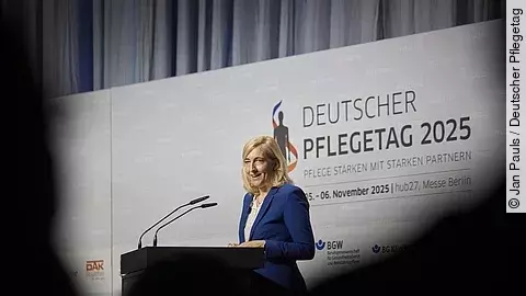 Nina Warken auf dem Deutschen Pflegetag 2025
