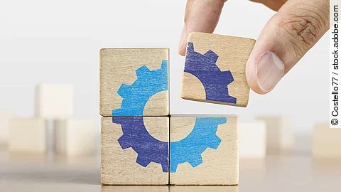 Fusion Vier Würfel, die ein Zahnrad ergeben