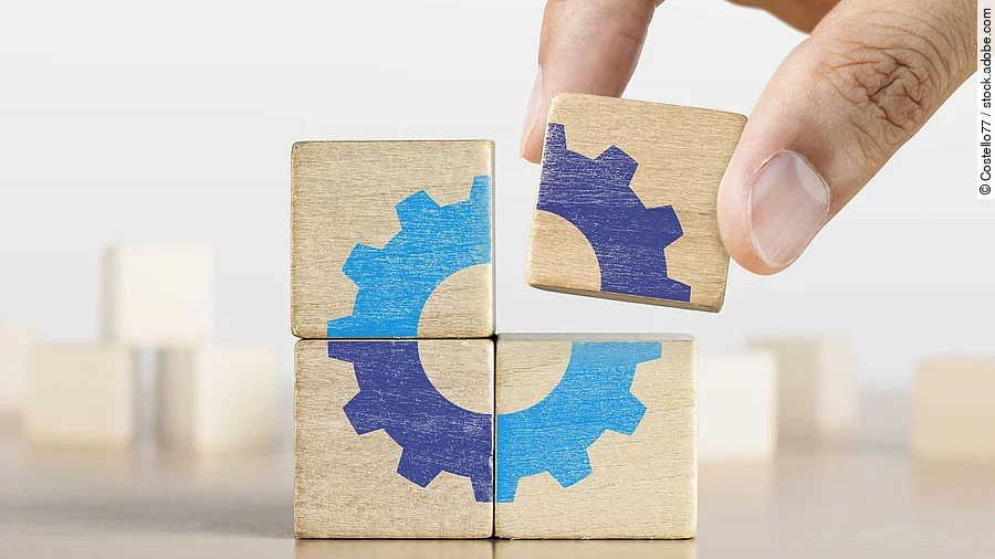 Fusion Vier Würfel, die ein Zahnrad ergeben