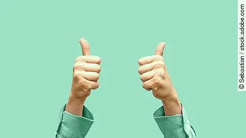 Vor türkisem Hintergrund zeigen zwei Hände Daumen nach oben.
