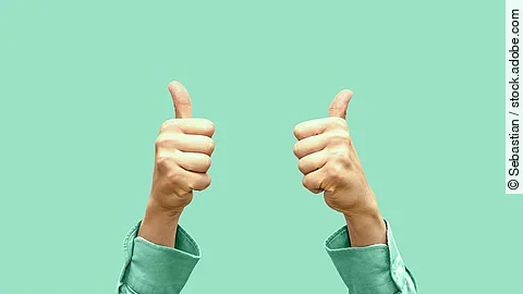Vor türkisem Hintergrund zeigen zwei Hände Daumen nach oben.
