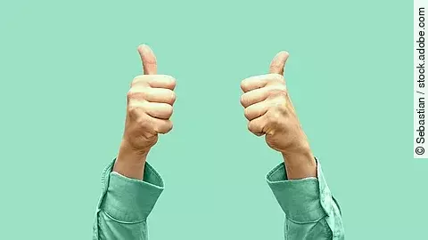 Vor türkisem Hintergrund zeigen zwei Hände Daumen nach oben.