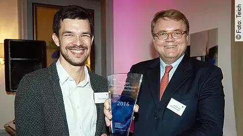 Die beiden Preisträger mit Ihrer Trophäe