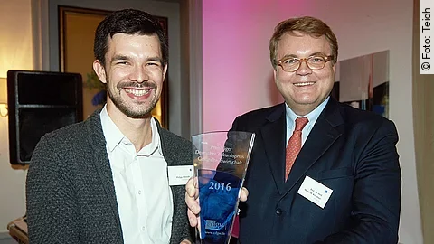 Preisträger cdgw Zukunftspreis 2016 Die beiden Preisträger mit Ihrer Trophäe
