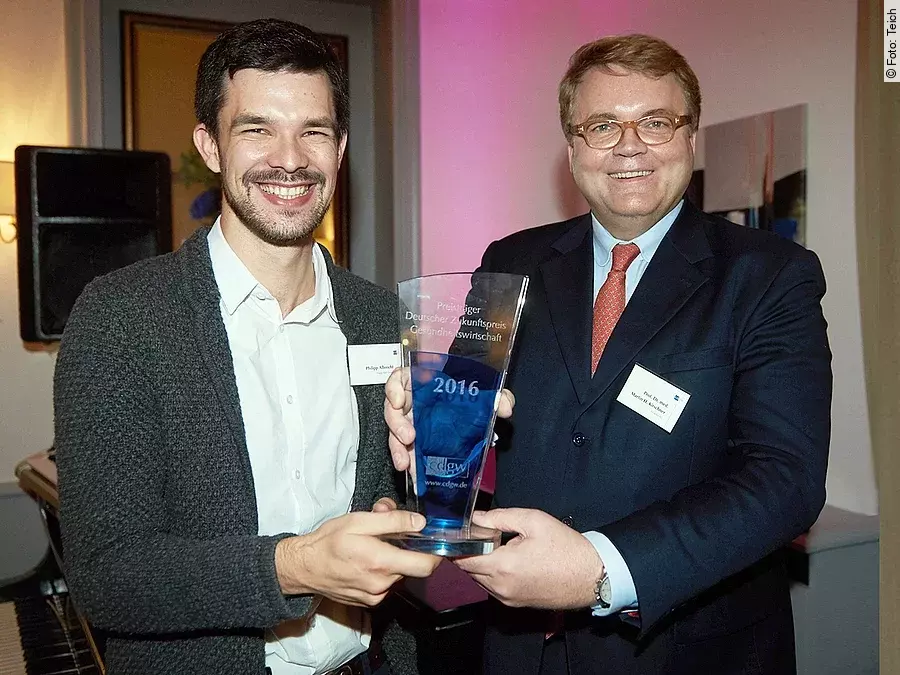 Preisträger cdgw Zukunftspreis 2016 Die beiden Preisträger mit Ihrer Trophäe