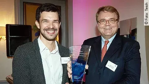 Die beiden Preisträger mit Ihrer Trophäe