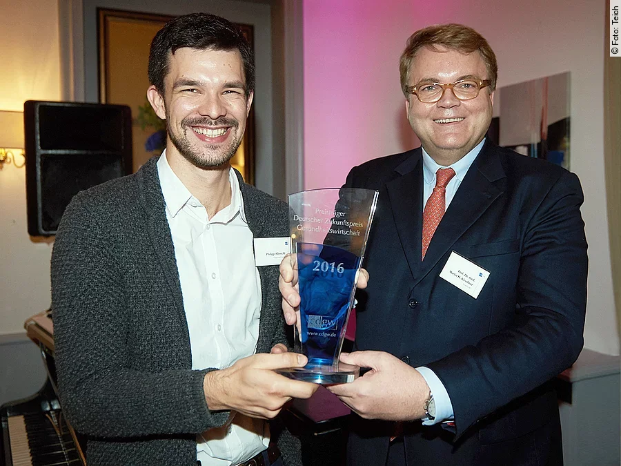 Preisträger cdgw Zukunftspreis 2016 Die beiden Preisträger mit Ihrer Trophäe