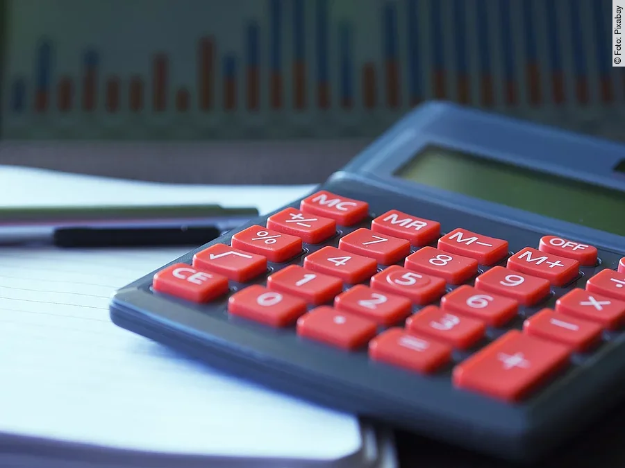 Unterlagen mit Taschenrechner und Stift