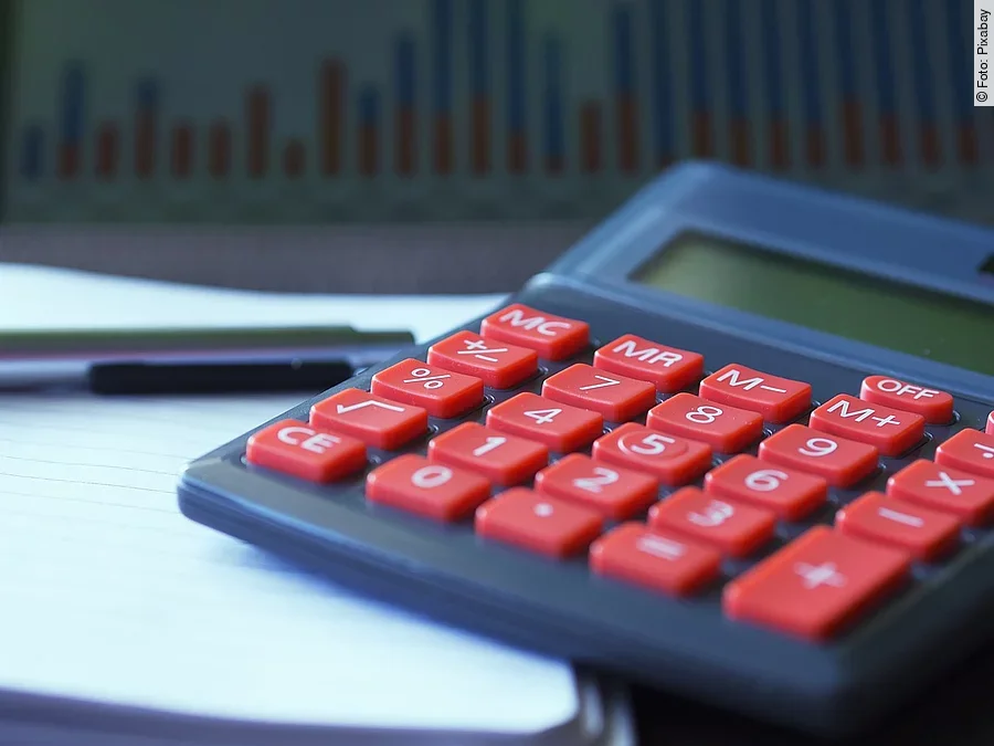 Unterlagen mit Taschenrechner und Stift