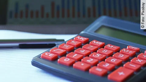 Unterlagen mit Taschenrechner und Stift