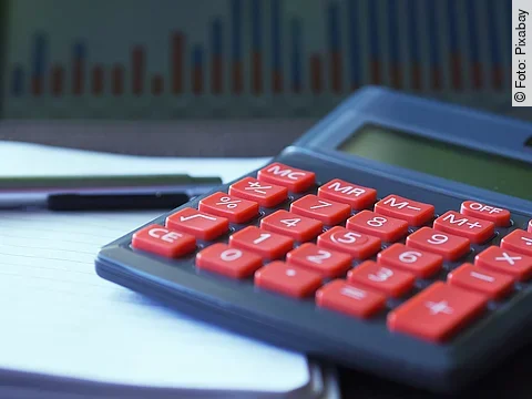 Unterlagen mit Taschenrechner und Stift