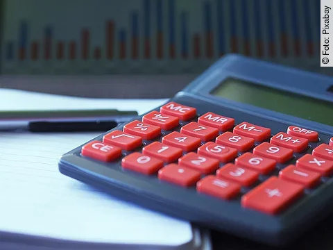 Taschenrechner Unterlagen mit Taschenrechner und Stift