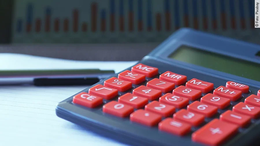 Unterlagen mit Taschenrechner und Stift