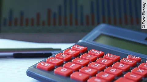 Unterlagen mit Taschenrechner und Stift