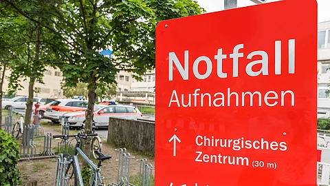 Hinweistafel Notaufnahme