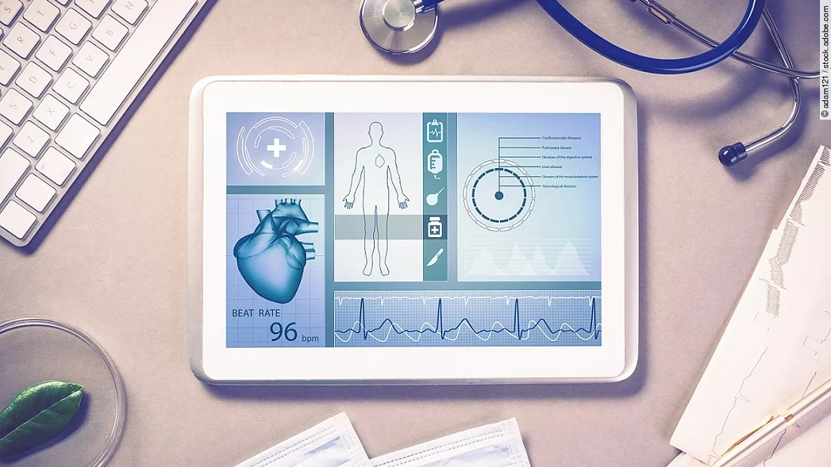 Digital Health Schreibtisch mit Tablet, Stethoskop und Unterlagen