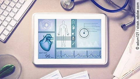 Digital Health Schreibtisch mit Tablet, Stethoskop und Unterlagen