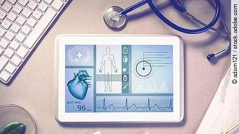 Schreibtisch mit Tablet, Stethoskop und Unterlagen