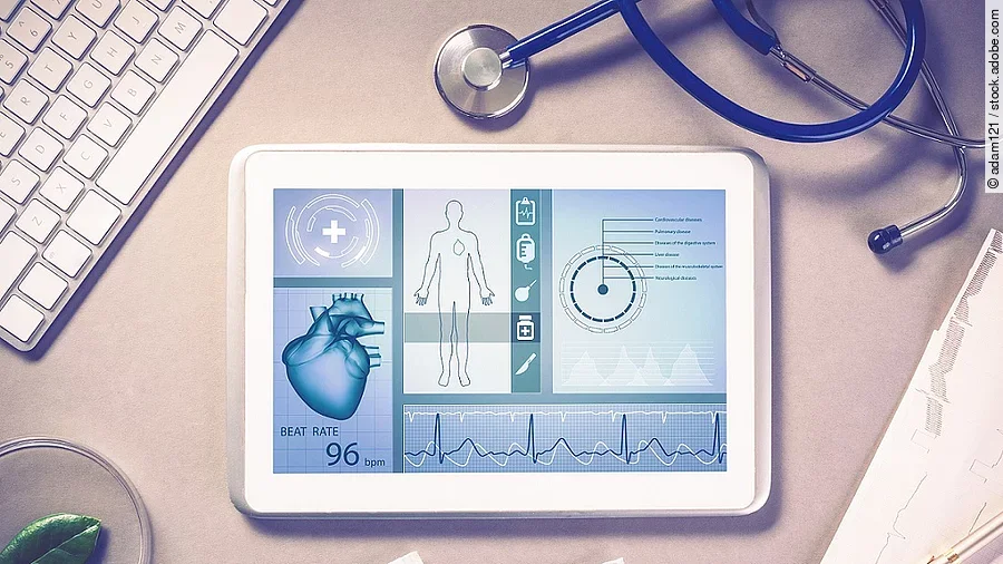Digital Health Schreibtisch mit Tablet, Stethoskop und Unterlagen