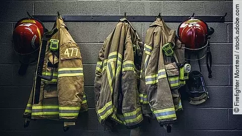 Feuerwehr-Ausrüstung an Kleiderhaken