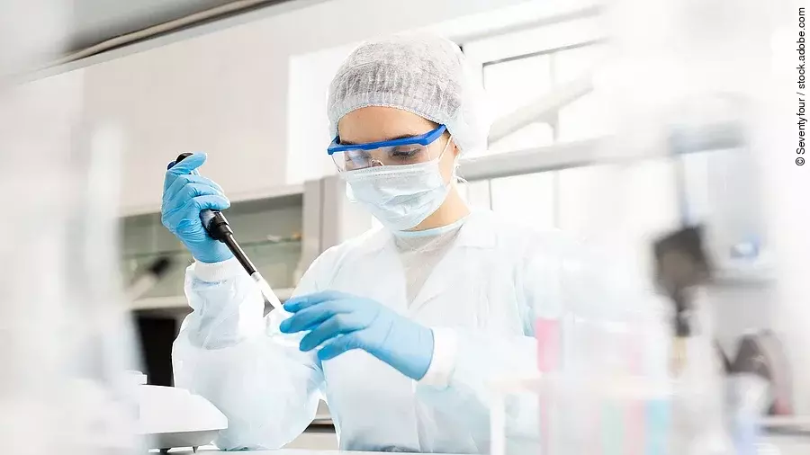 Eine Forscherin bei der Arbeit im Labor