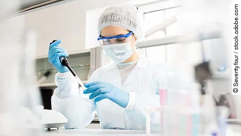 Eine Forscherin bei der Arbeit im Labor