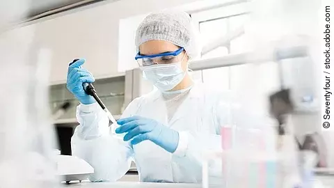 Forschung Eine Forscherin bei der Arbeit im Labor