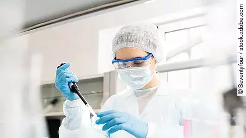 Eine Forscherin bei der Arbeit im Labor