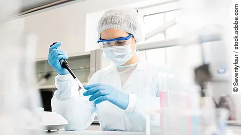 Eine Forscherin bei der Arbeit im Labor