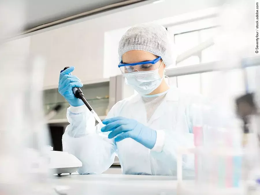 Eine Forscherin bei der Arbeit im Labor