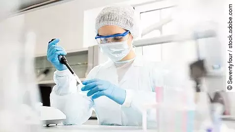 Eine Forscherin bei der Arbeit im Labor