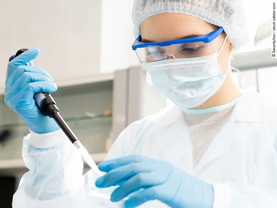 Forschung Eine Forscherin bei der Arbeit im Labor