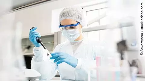 Eine Forscherin bei der Arbeit im Labor