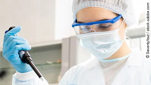 Eine Forscherin bei der Arbeit im Labor