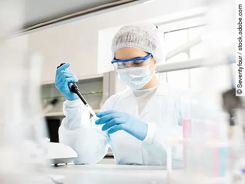 Eine Forscherin bei der Arbeit im Labor