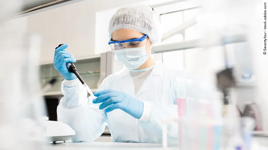 Eine Forscherin bei der Arbeit im Labor