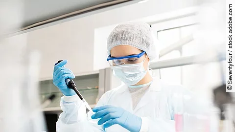 Eine Forscherin bei der Arbeit im Labor