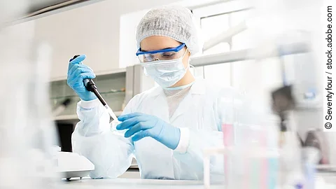 Eine Forscherin bei der Arbeit im Labor